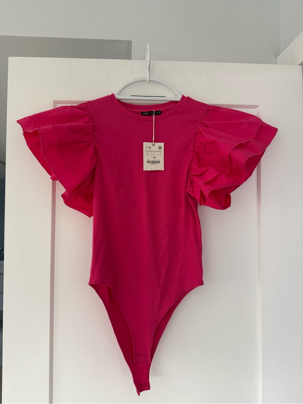 Zara Bright Fuchsia Ruffle-Sleeve Women’s Bodysuit. 100% Cotton. Size L. NWT